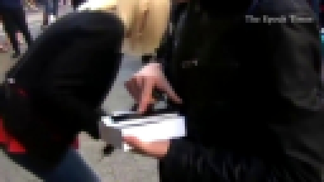 Первый владелец iPhone 6 в городе Перт уронил его на асфальт во время интервью (новости) 