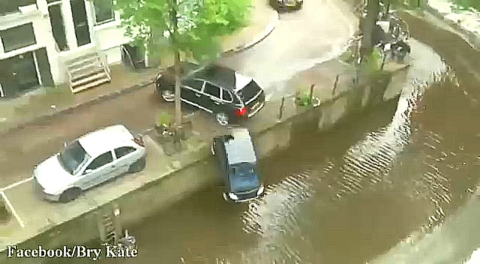 В Амстердаме Porsche Cayenne утопил припаркованный Smart 