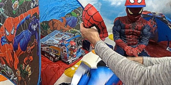 Макс Человек - Паук стреляет паутиной и открывает много игрушек в палатке Spider 