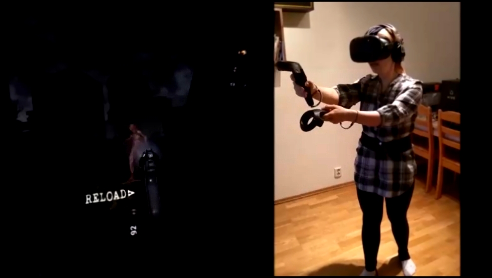 Девушка играет в хоррор-игру в шлеме HTC Vive 