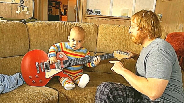Младенец сыграл на гитаре  
