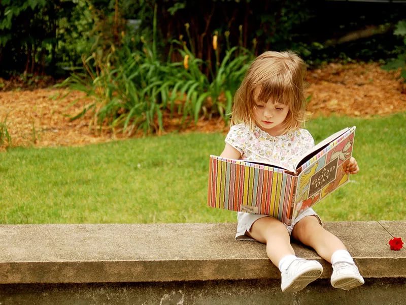 Девочка читает