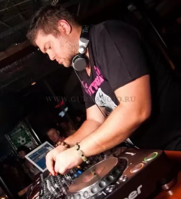 DJ Misha XL - является одним из лучших и известных ди-джеев на Юге России. Неповторимый стиль игры и упорство в работе за девять лет музыкальной карьеры принесли артисту успех и признание в многочисленных городах России и зарубежом