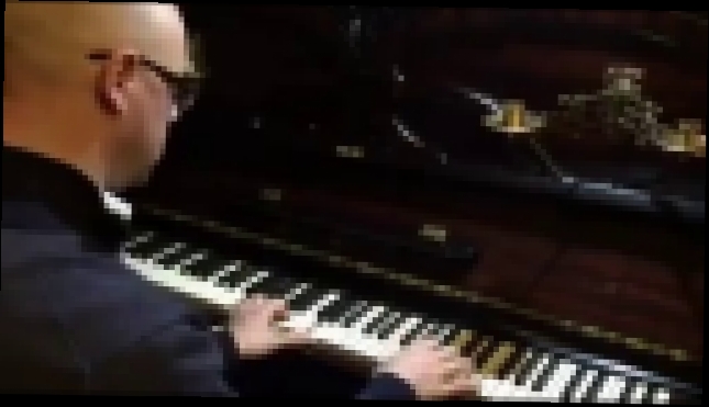 Сенатор Беляков играет "Экспонат" на фортепиано 