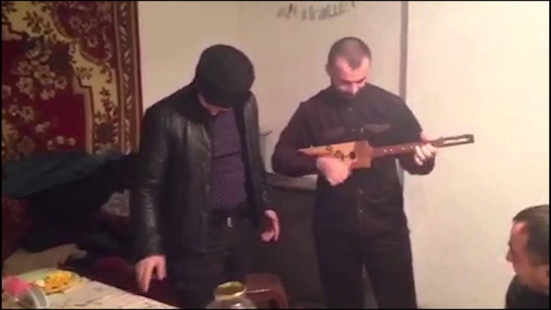 Грузин играет на чеченской балалайке