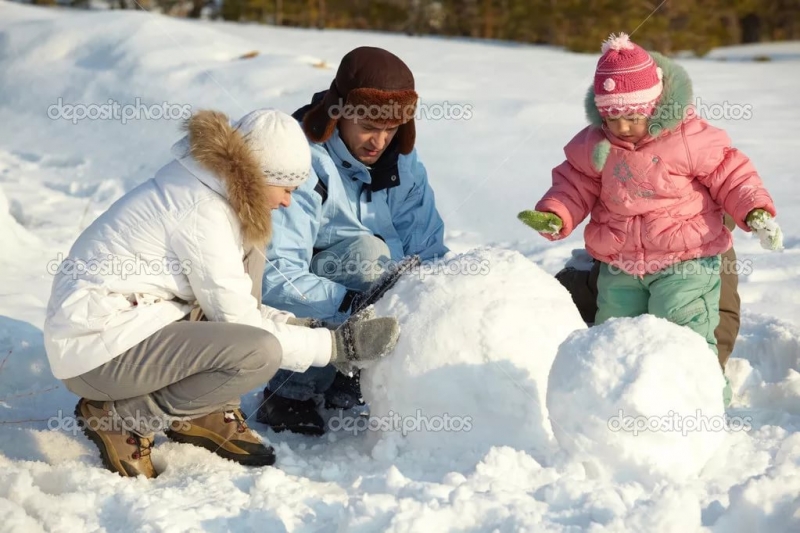 Местные дети любят играть в снежки Многие уже умеют лепить снежную бабу