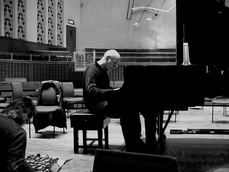 Una Mattina OST Неприкасаемые/11-Людовико Эйнауди итал. Ludovico Einaudi родился 23 ноября 1955 в Турине, Италия  итальянский композитор классической музыки и пианист. Внук второго президента Италии Луиджи Эйнауди.