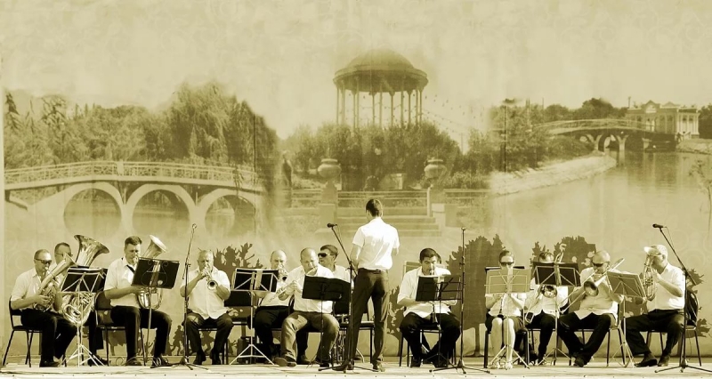 владимир - в городском саду играет духовой оркестр
