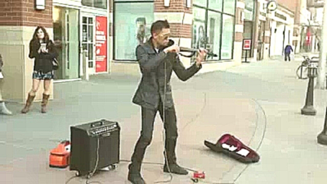 Красивая игра на скрипке уличного музыканта 