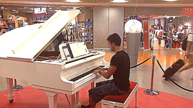 Сыграл на пианино в аэропорту ► Yiruma - River Flows in You 