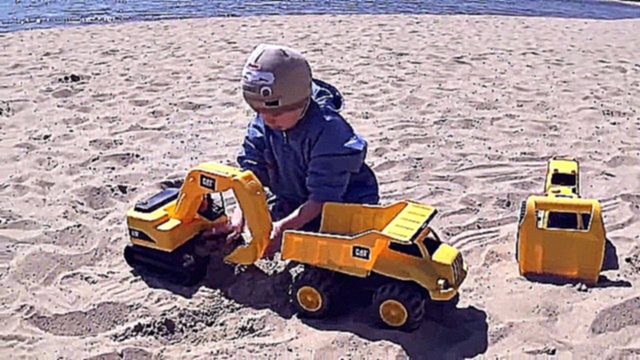 Машинки на песке и малыш Даник - Играем рабочими грузовыми машинками 