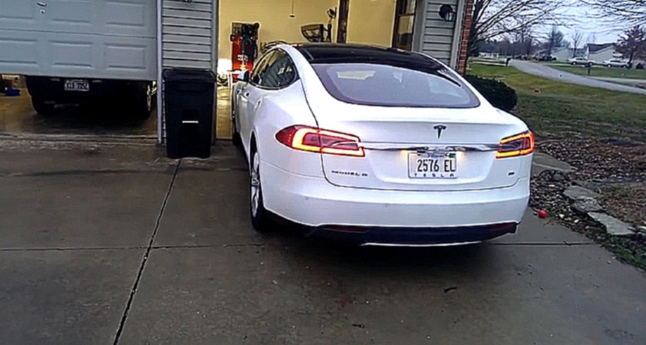 Tesla Model S  паркует себя в гараже 