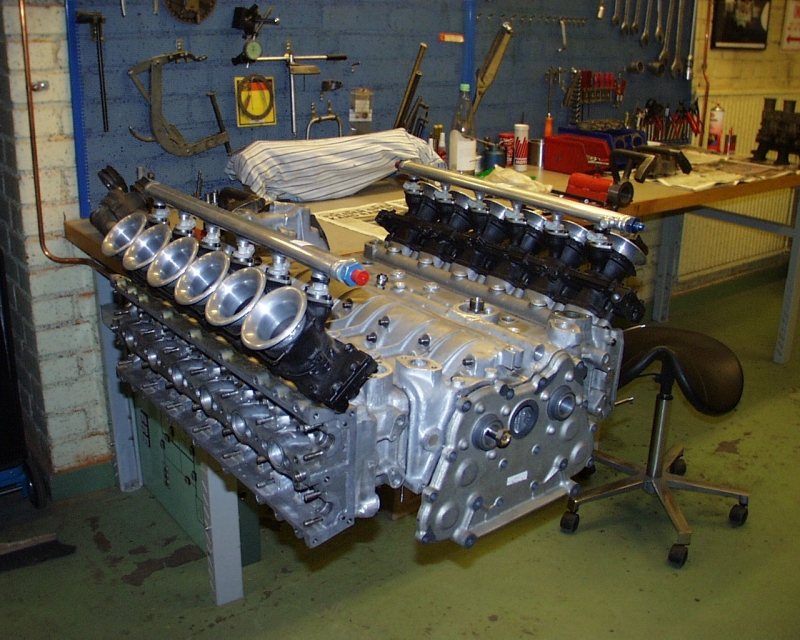 Двигатель 12 цилиндровый - Формула 1