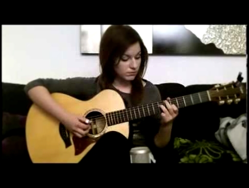 Девушка классно играет на гитаре ! Красивая мелодия )) 
