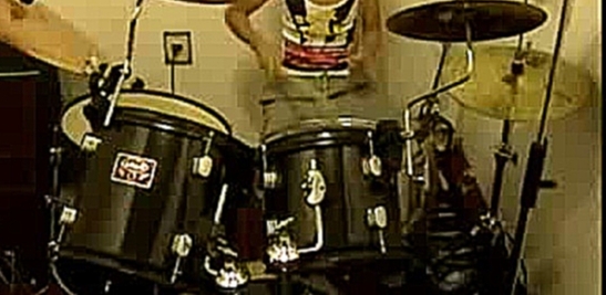 Девушка играет на барабанах 