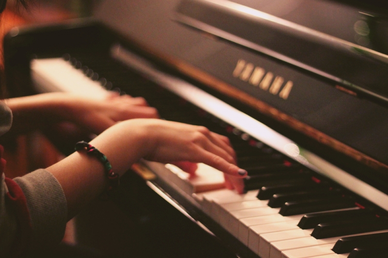игра на рояле - .