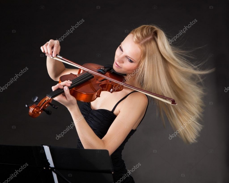 игра на скрипке под пение девушки