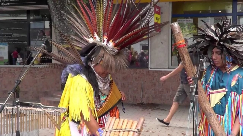 Индеец играет музыку. Индейцы Эквадора.