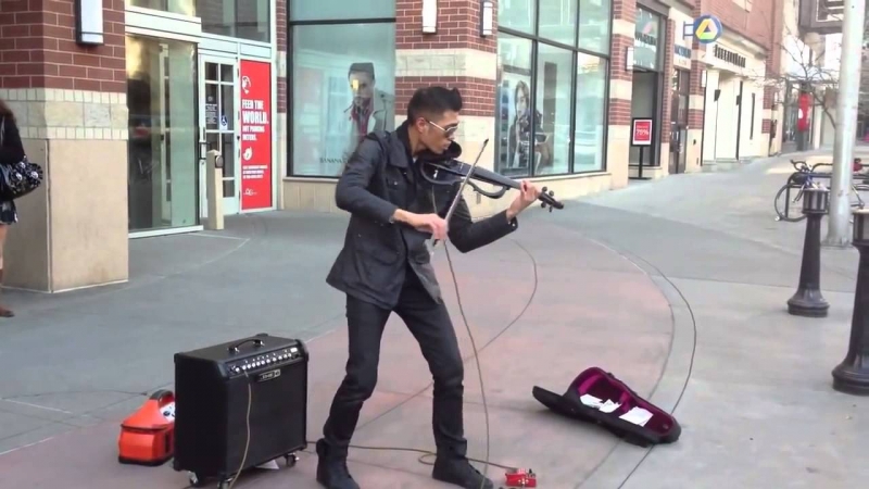 Нереально игра на скрипке уличного музыканта