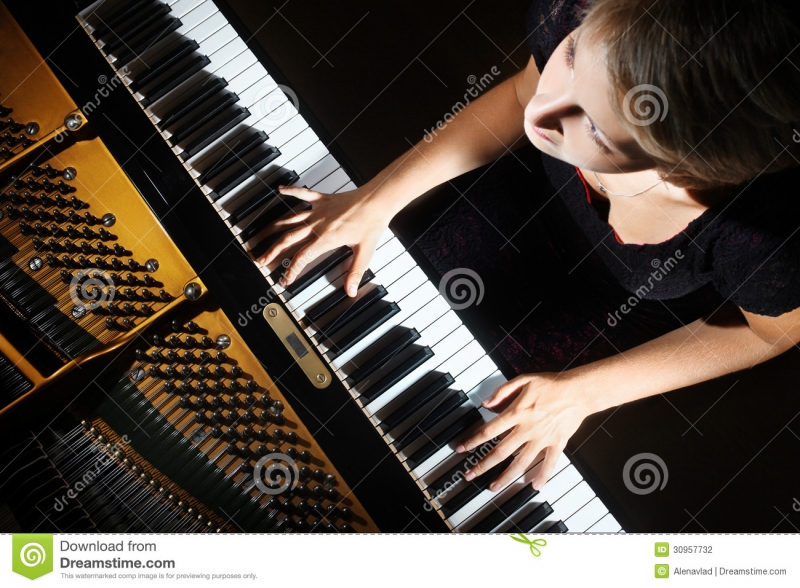 Быстрая игра на пианино.