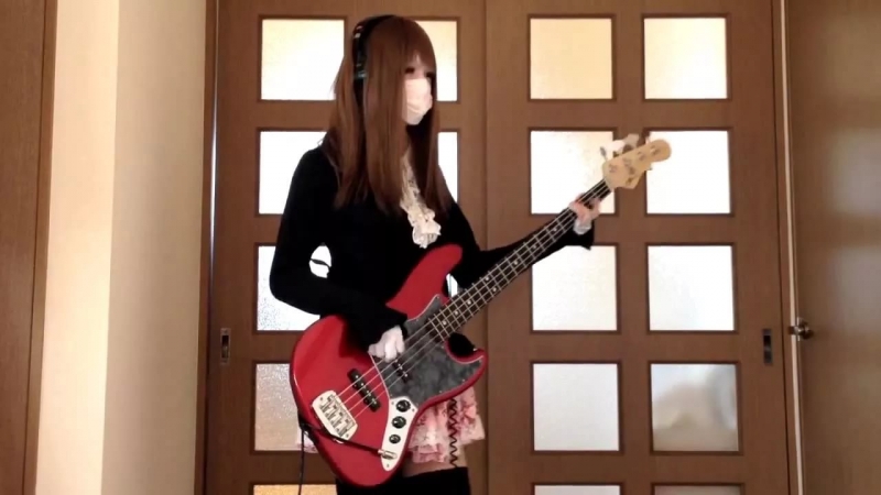 Классная игра японки на бас гитаре