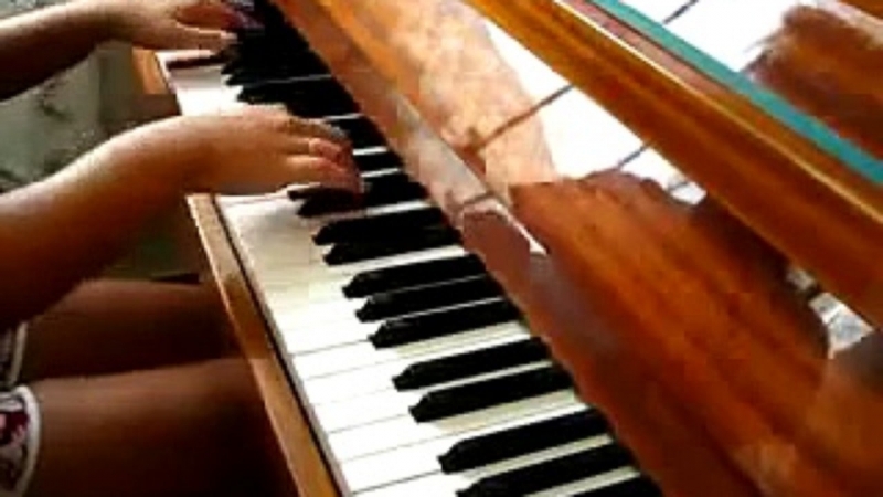 Том Браунн - игра на рояле